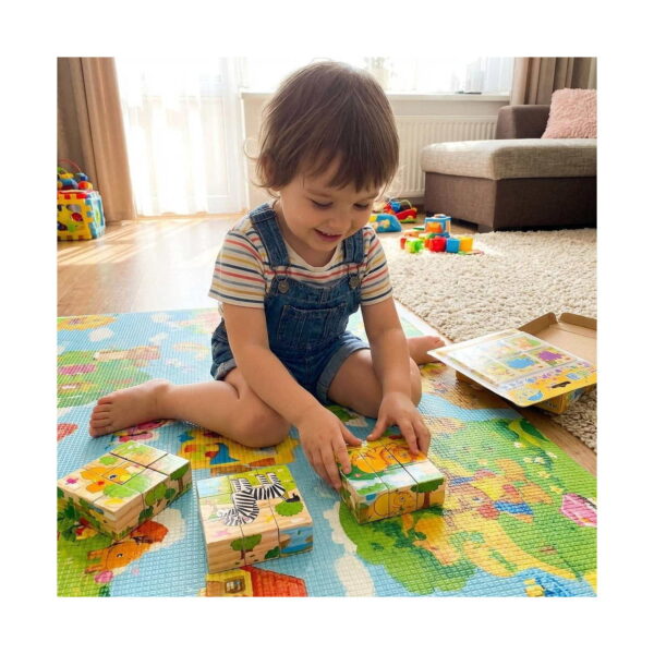 puzzle-din-lemn-6-in-1-cu-animalute-2 Puzzle din lemn 6 în 1 cu animăluțe, copil mic în salopetă, așezat pe covorașul de joacă
