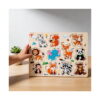 puzzle-din-lemn-cu-animale-magico Puzzle din lemn cu animale Magico, o mână ține o tablă de puzzle din lemn cu douăsprezece animale colorate: zebră, câine