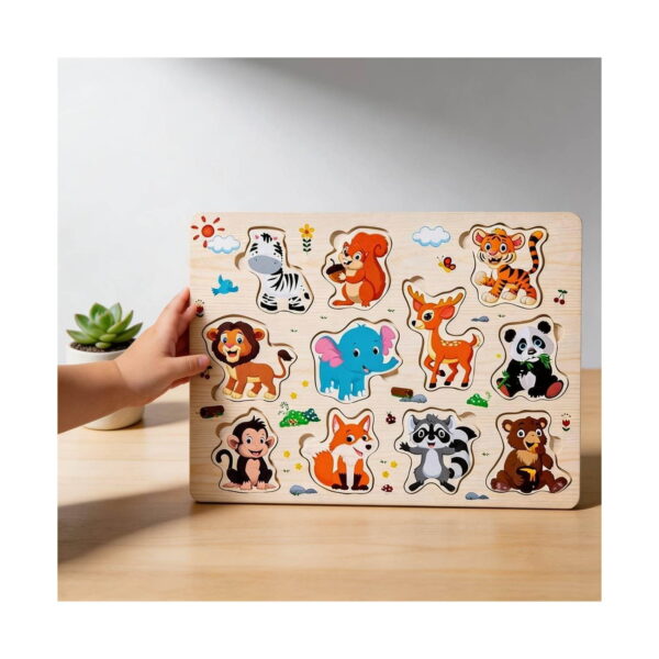 puzzle-din-lemn-cu-animale-magico Puzzle din lemn cu animale Magico, o mână ține o tablă de puzzle din lemn cu douăsprezece animale colorate: zebră, câine