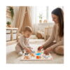 puzzle-din-lemn-cu-animale-magico-utilizare Puzzle din lemn cu animale Magico, pe covor: femeia și bebelușul ating împreună puzzle-ul din lemn cu animale