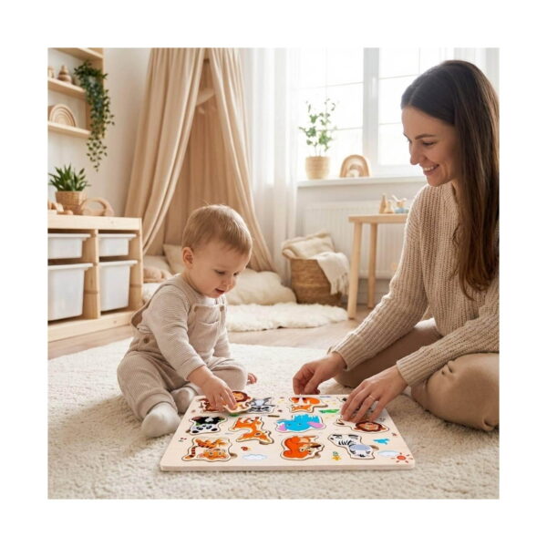 puzzle-din-lemn-cu-animale-magico-utilizare Puzzle din lemn cu animale Magico, pe covor: femeia și bebelușul ating împreună puzzle-ul din lemn cu animale
