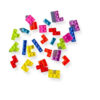 puzzle-distractiv-zi-de-nastere-continut Puzzle distractiv Zi de naștere, piese individuale de puzzle Pop It tetris, colorate, împrăștiate pe fundal alb
