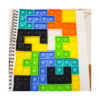puzzle-distractiv-zi-de-nastere-utilizare Puzzle distractiv Zi de naștere, pop It tetris asamblat complet, așezat pe un caiet cu spirală, pe o masă de lemn