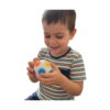 Puzzle Rubik Minge, băiat în tricou în dungi ține mingea cu ambele mâini și zâmbește
