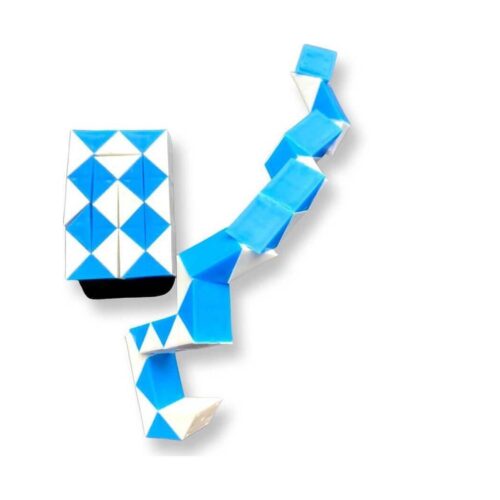 Șarpe Rubik mic, albastru cu alb, pliat compact în dreptunghi, lângă un exemplar desfășurat în zigzag