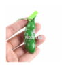 Set 2 jucării Fidget cu boabe de mazăre, mână care ține o păstaie verde închisă cu trei reliefuri și eticheta verde deasupra