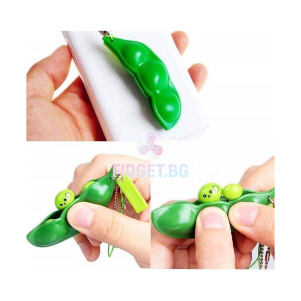 Set 2 jucării Fidget cu boabe de mazăre, colaj cu trei cadre: păstaia atașată de un obiect alb ținut în mână și două