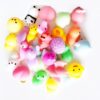 Conținutul setului, grămadă de jucării squishy din silicon în roz, galben, verde și alb pe fundal alb