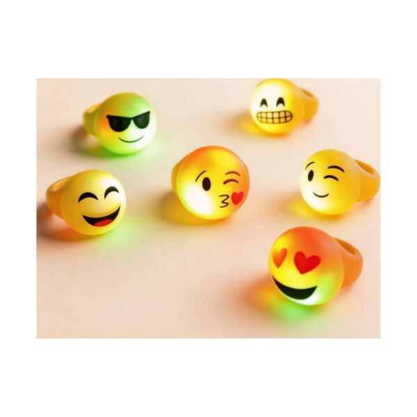 set-3-inele-emoji-luminoase-continut Set 3 inele Emoji luminoase, șase inele emoji aprinse, cu lumină verde și roșie, așezate pe o suprafață deschisă la culoare