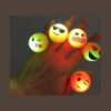 set-3-inele-emoji-luminoase-utilizare-2 Set 3 inele Emoji luminoase, o mână purtând cinci inele emoji aprinse, care luminează roșu și verde într-o cameră întunecată