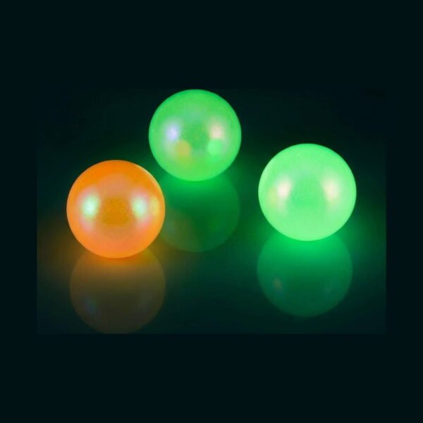 set-4-bile-sticky-balls-iluminat Set 4 bile Sticky Balls, trei bile fosforescente (una portocalie, două verzi) fotografiate în întuneric