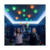 set-4-bile-sticky-balls-utilizare Set 4 bile Sticky Balls, doi copii într-o cameră albastră ridică mâinile spre tavanul pe care sunt lipite multe bile verzi