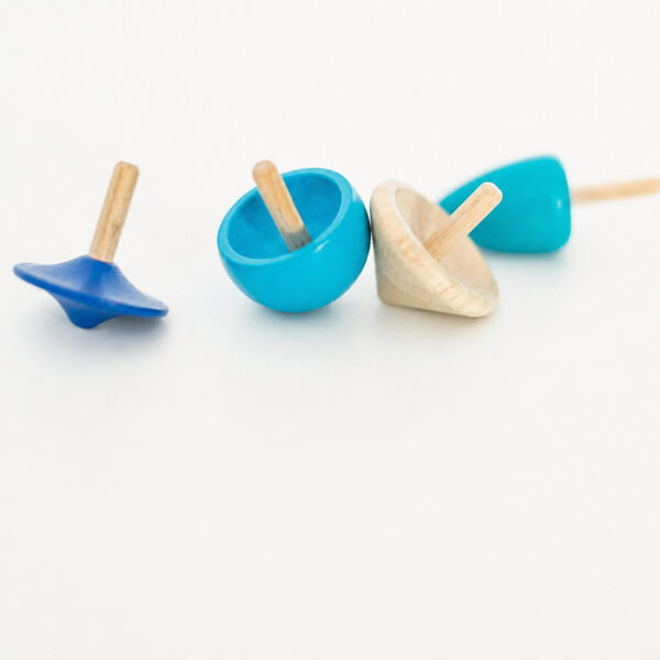 set-4-spinner-din-lemn Set 4 Spinner din lemn, patru titireze din lemn (albastru închis, bleu, natur și turcoaz) pe fundal alb