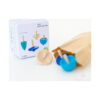 set-4-spinner-din-lemn-ambalaj-4 Set 4 Spinner din lemn, cutia 4132 în fundal, o pungă de hârtie kraft deschisă și două titireze din lemn