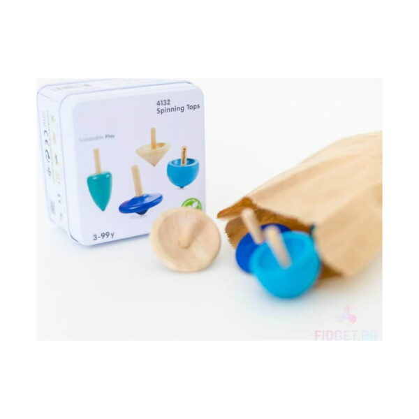 set-4-spinner-din-lemn-ambalaj-4 Set 4 Spinner din lemn, cutia 4132 în fundal, o pungă de hârtie kraft deschisă și două titireze din lemn