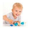 set-4-spinner-din-lemn-utilizare Set 4 Spinner din lemn, băiat blond zâmbitor atinge titirezele așezate pe o suprafață albă