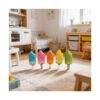 Set 5 squishy în formă de înghețată, cele cinci înghețate squishy aliniate în picioare pe covorul unei camere de joacă
