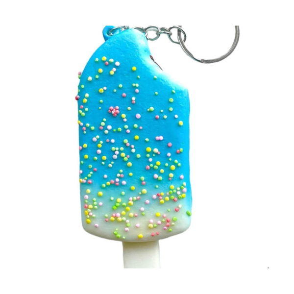 set-5-squishy-in-forma-de-inghetata-detaliu-3 Set 5 squishy în formă de înghețată, prim-plan cu înghețata albastră cu granule colorate și inel metalic