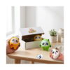 set-5-squishy-panda-utilizare Set 5 squishy panda, cutie albă Spoki pe o masă; mâini care țin un panda squishy galben și unul alb rotund