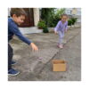 Set Aventuri Fly 11 în 1, afară, un băiat aruncă o minge spre o cutie de carton, iar o fetiță aleargă spre el