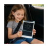 set-calatorul-3-in-1-utilizare-2 Set Călătorul 3 în 1, fetiță în scaunul din mașină ținând tableta de desen cu un soare desenat și textul
