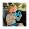 set-calatorul-3-in-1-utilizare-3 Set Călătorul 3 în 1, băiețel în scaun auto râzând, ținând un tub flexibil albastru îndoit în bucle