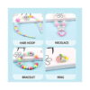 Set creativ Confecționează-ți accesoriile, montaj cu patru bijuterii finalizate, etichetate HAIR HOOP, NECKLACE