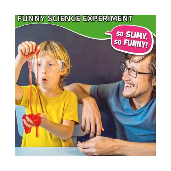 set-creativ-cu-slime-verde-utilizare-3 Set creativ cu slime, băiat cu ochelari de protecție întinde slime roșu, lângă un bărbat adult
