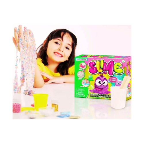Set creativ cu slime, fetiță în tricou galben întinde slime transparent cu bile pastelate, lângă cutia verde SLIME