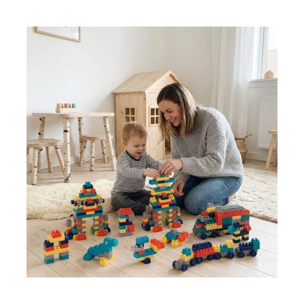 set-creativ-de-constructie-cu-blocuri-utilizare-2 Set creativ de construcție cu blocuri, femeie și copil mic pe podea, într-o cameră de joacă