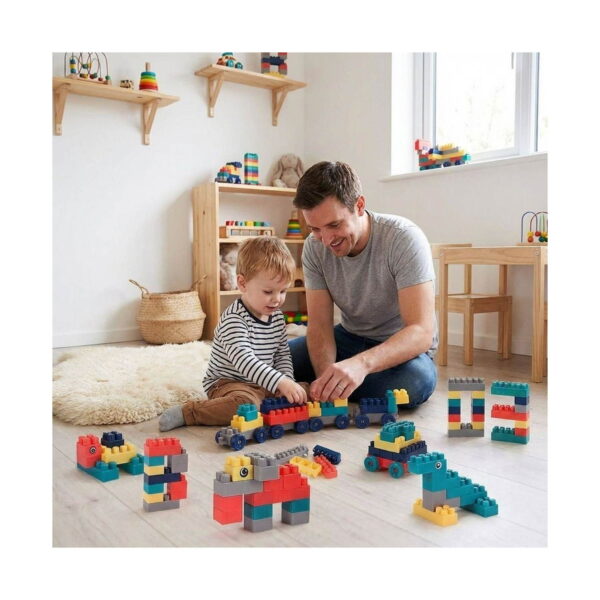 set-creativ-de-constructie-cu-blocuri-utilizare-3 Set creativ de construcție cu blocuri, bărbat și copil mic pe podea, cu un tren lung și alte modele construite din blocuri