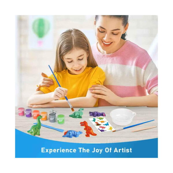 set-creativ-dinozauri-pentru-pictat-utilizare Set creativ dinozauri pentru pictat, o fetiță pictează cu pensula la masă, iar o femeie o privește; pe masă sunt figurine