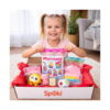 Set creativ Fantezie și creativitate, fetiță care ține o cutie Spoki deschisă cu kit Mermaid, Pop It pastel