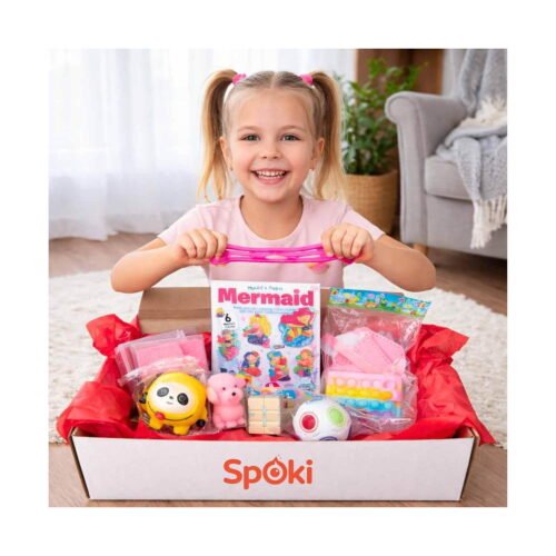 set-creativ-fantezie-si-creativitate-utilizare Set creativ Fantezie și creativitate, fetiță care ține o cutie Spoki deschisă cu kit Mermaid, Pop It pastel