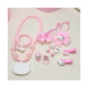 Set creativ Hello Kitty 3 în 1, bijuteriile desfășurate pe fundal crem: colier cu pandantiv alb Hello Kitty, brățară