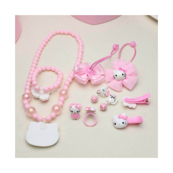 Set creativ Hello Kitty 3 în 1, bijuteriile desfășurate pe fundal crem: colier cu pandantiv alb Hello Kitty, brățară