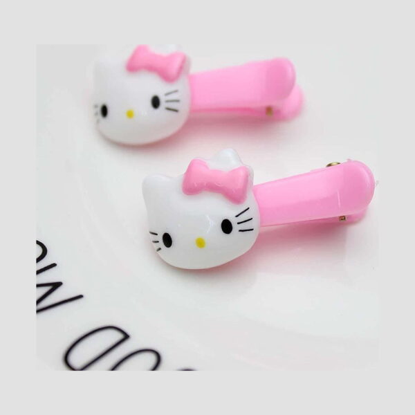 Set creativ Hello Kitty 3 în 1, prim-plan cu două agrafe roz alungite, fiecare decorată cu fața albă Hello Kitty și fundiță