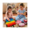 Set creativ Hello Kitty 3 în 1: Pop It, două fetițe pe covor într-o cameră de joacă; una apasă un Pop It Hello Kitty