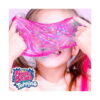 Set creativ Hello Kitty 3 în 1: Pop It, fetiță care întinde în fața ochilor un slime roz cu sclipici și bilute; logo Magic
