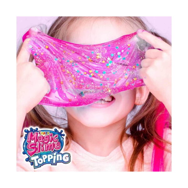 Set creativ Hello Kitty 3 în 1: Pop It, fetiță care întinde în fața ochilor un slime roz cu sclipici și bilute; logo Magic