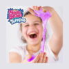 Set creativ Hello Kitty 3 în 1: Pop It, fetiță care râde și întinde un slime mov cu sclipici; logo Magic Slime Topping.