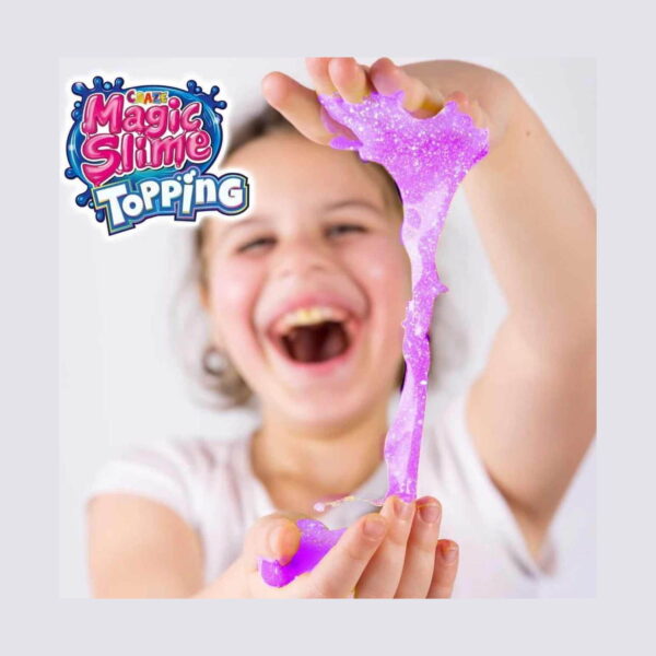 Set creativ Hello Kitty 3 în 1: Pop It, fetiță care râde și întinde un slime mov cu sclipici; logo Magic Slime Topping.