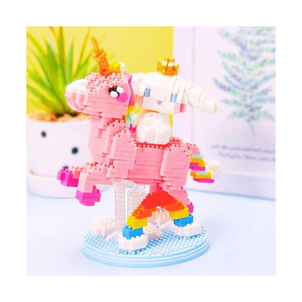 set-creativ-hello-kitty-detaliu Set creativ Hello Kitty, unicorn roz cu corn auriu și personaj alb cu urechi lungi și coroană, pe bază bleu cu curcubeu