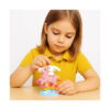 set-creativ-hello-kitty-utilizare-2 Set creativ Hello Kitty, fetiță fixând o piesă pe unicornul roz cu personaj alb cu coroană, pe bază cu curcubeu