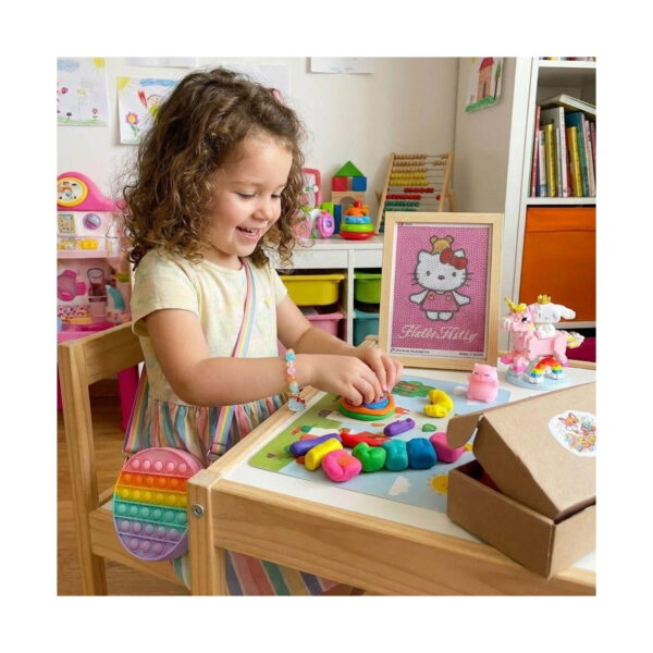 set-creativ-hello-kitty-utilizare Set creativ Hello Kitty, fetiță la o masă de joacă modelând plastilină colorată