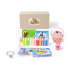 set-creativ-lumea-nisipului-pictura-cu-nisip-12-modele-si-12-culori-continut Set creativ Lumea Nisipului, cutia Spoki, un rând de flacoane cu nisip colorat, planșe, bețișoare, geanta-brioșă