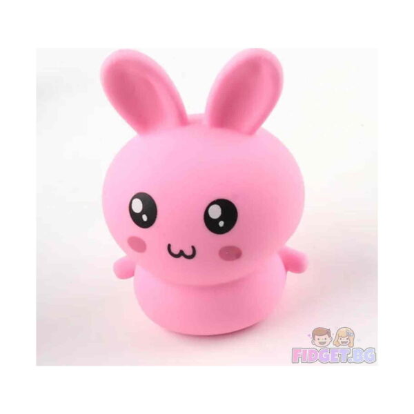 set-creativ-lumea-nisipului-pictura-cu-nisip-12-modele-si-12-culori-detaliu-3 Set creativ Lumea Nisipului, iepuraș squishy roz cu urechi verticale, ochi negri mari, obraji roz închis și brațe mici
