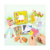 set-creativ-origami-108-modele-cu-pisicuta-squishy-si-accesorii-alb-utilizare Set creativ Origami 108 modele cu pisicuta squishy și accesorii, mâini care țin un pește origami roz-galben; alături cutia