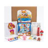Set creativ Paw Patrol cu 4 activități, compoziție pe fundal alb: cutie de carton, carton Spoki, tablou cu Skye în ramă albă