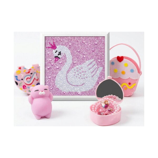 Set creativ, Tablou cu diamante cu lebădă albă cu coroană pe fundal roz, obiect inimă cu motiv TikTok, squishy roz